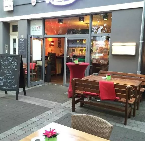 ホテル Six! Eat Work Sleep