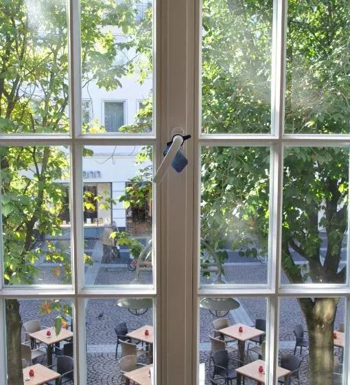 ホテル Six! Eat Work Sleep