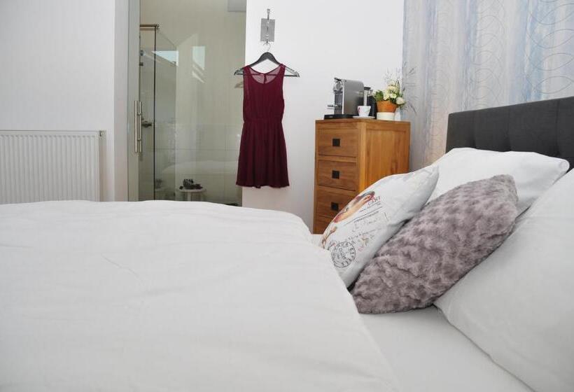 בית מלון כפרי Six! Eat Work Sleep