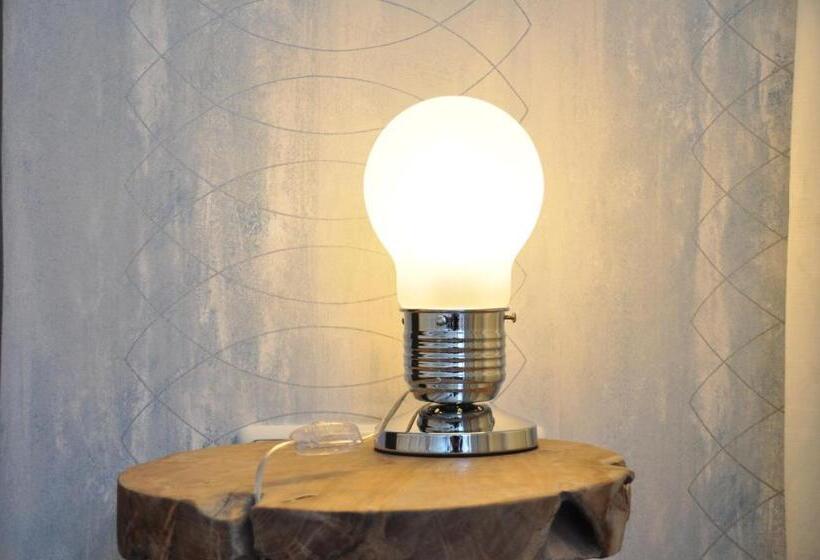 בית מלון כפרי Six! Eat Work Sleep