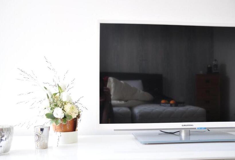 בית מלון כפרי Six! Eat Work Sleep