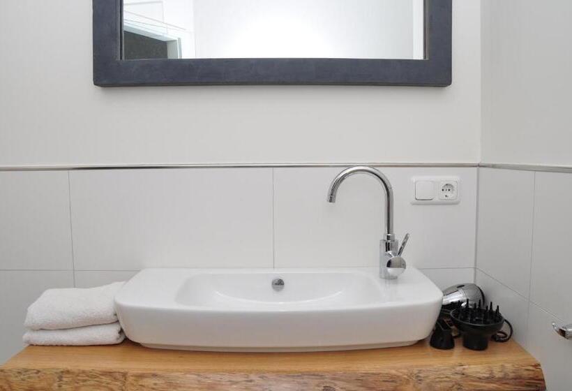 בית מלון כפרי Six! Eat Work Sleep