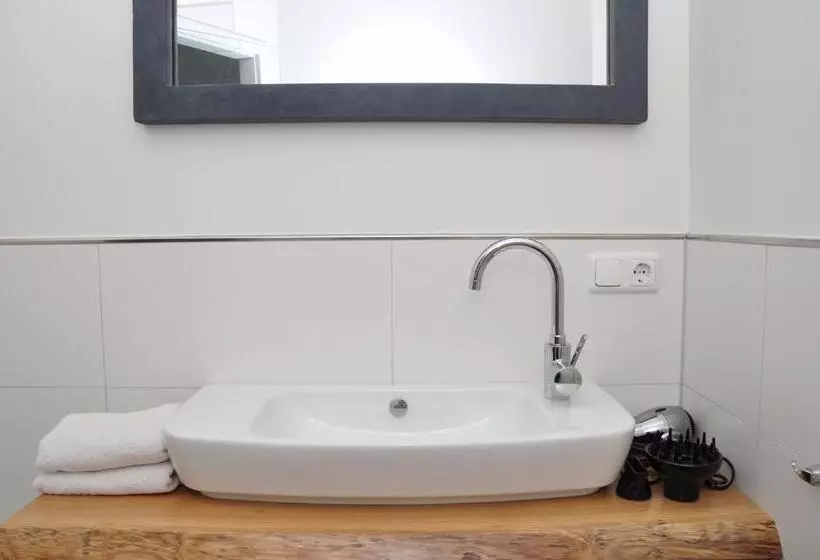 ホテル Six! Eat Work Sleep