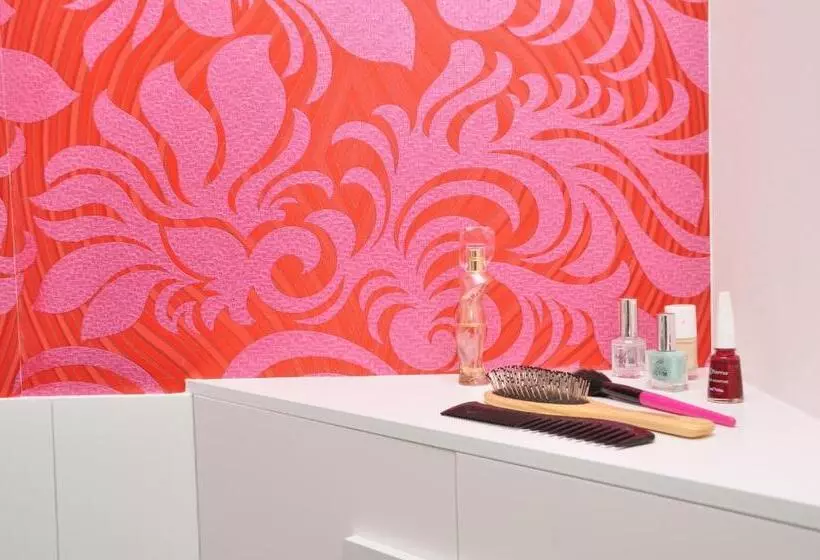 ホテル Six! Eat Work Sleep