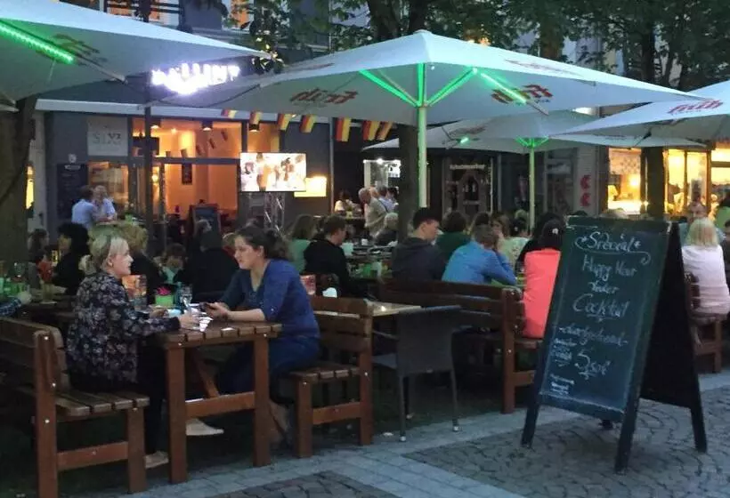 ホテル Six! Eat Work Sleep