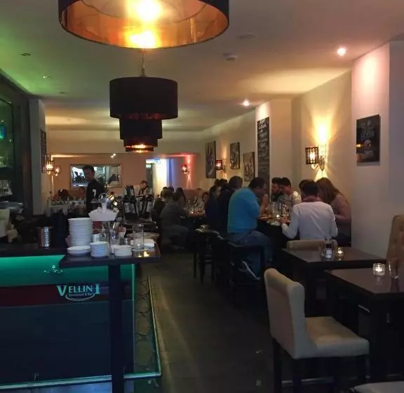 ホテル Six! Eat Work Sleep