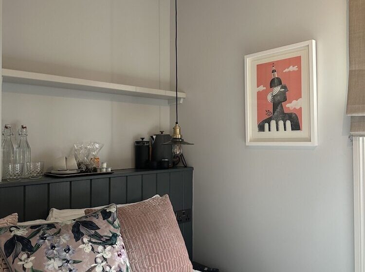 ホテル Rooms Above Sugar Boat