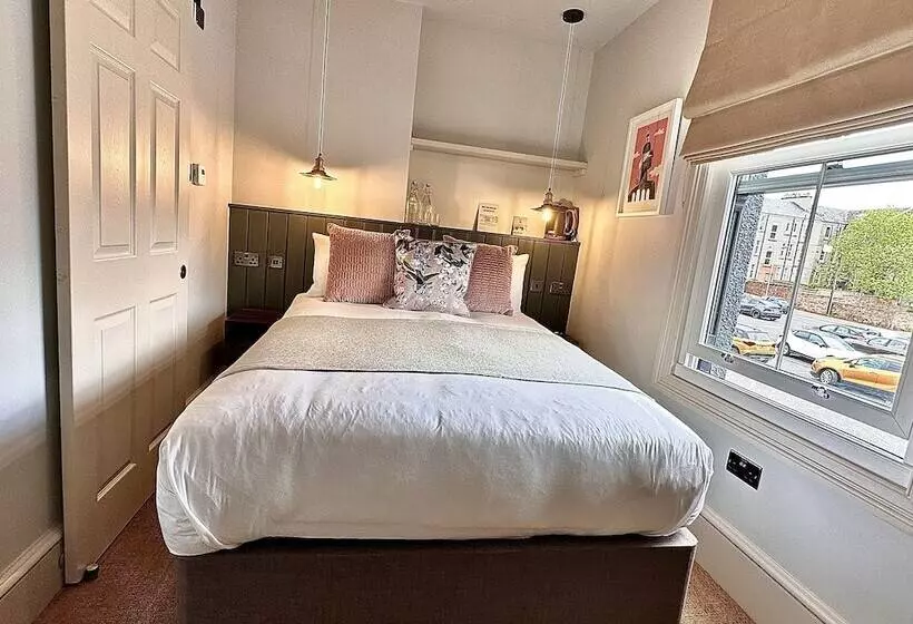 Hotelli Rooms Above Sugar Boat