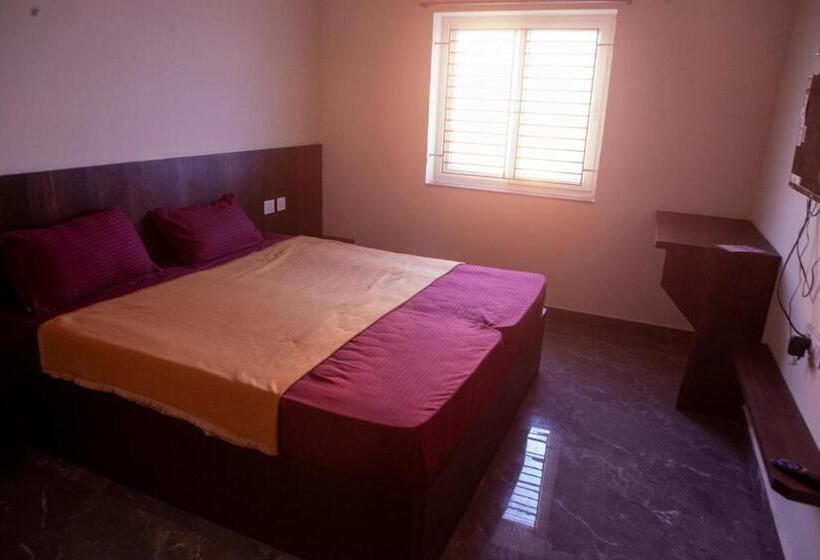 Hotel Varshini Palace