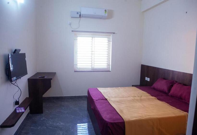 Hotel Varshini Palace