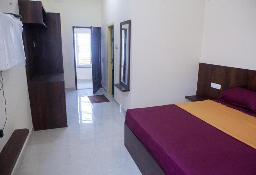 Hotel Varshini Palace