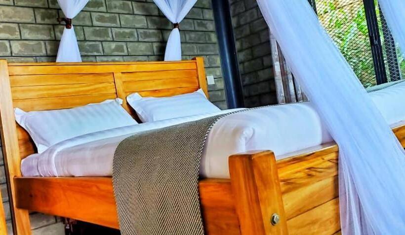 هتل Gipir And Labongo Safari Lodge Ltd