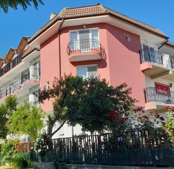 Пансион Amirov Garden   Free Parking & Free Beach Area