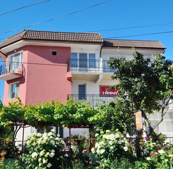 Пансион Amirov Garden   Free Parking & Free Beach Area