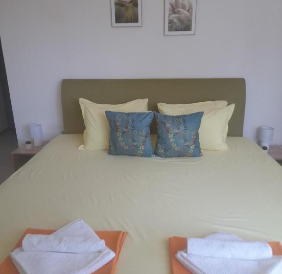 Пансион Amirov Garden   Free Parking & Free Beach Area