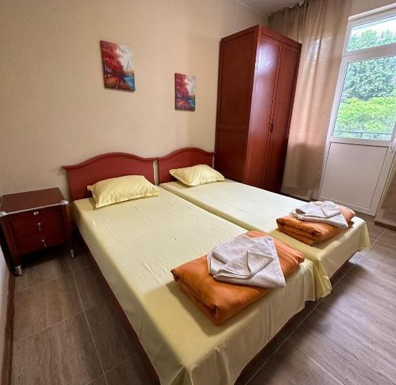 Пансион Amirov Garden   Free Parking & Free Beach Area