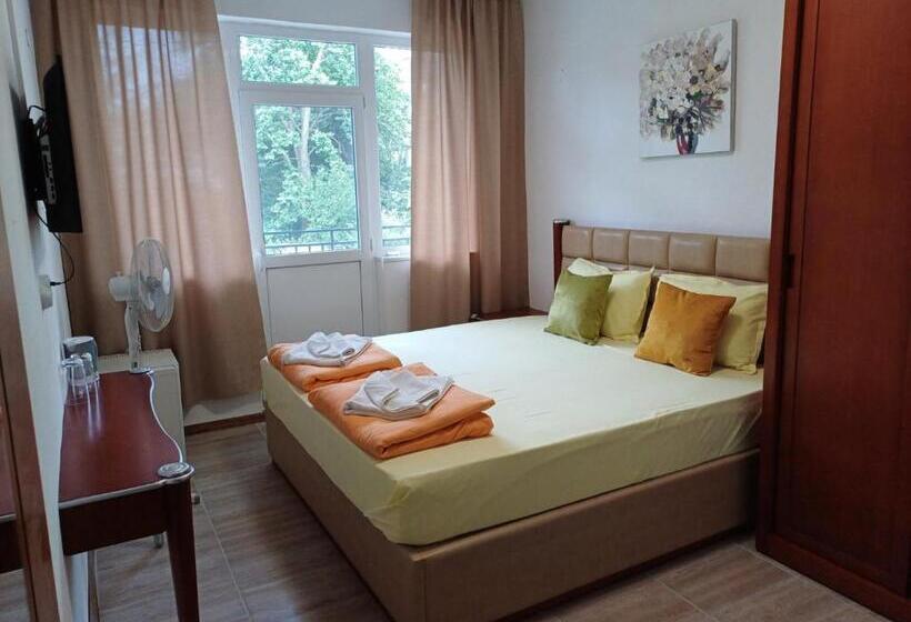 Пансион Amirov Garden   Free Parking & Free Beach Area