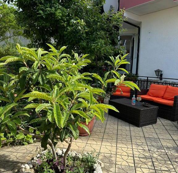 Пансион Amirov Garden   Free Parking & Free Beach Area