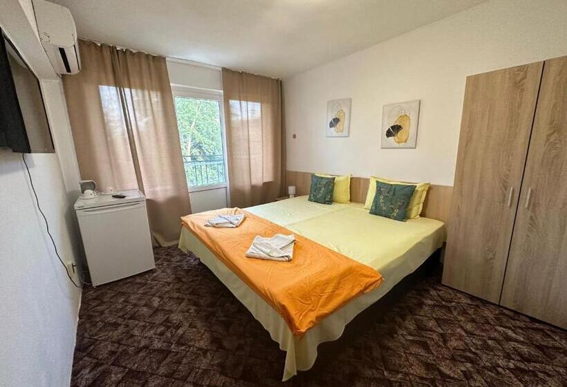 Пансион Amirov Garden   Free Parking & Free Beach Area