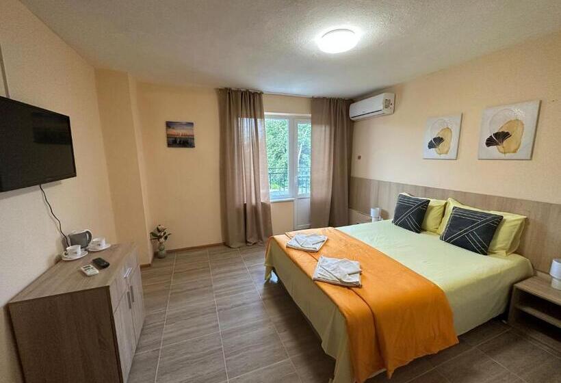 Пансион Amirov Garden   Free Parking & Free Beach Area