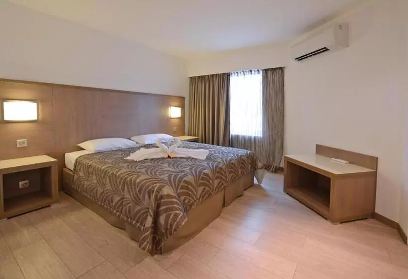 هتل Calvi Hôtel