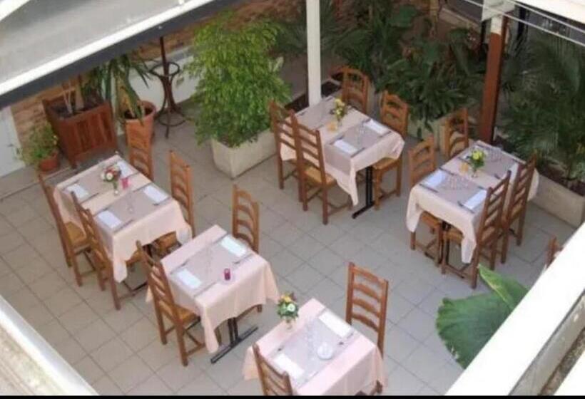 فندق Hôtel Des Couronnes Châteaudun