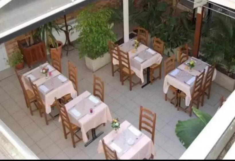 ホテル Hôtel Des Couronnes Châteaudun