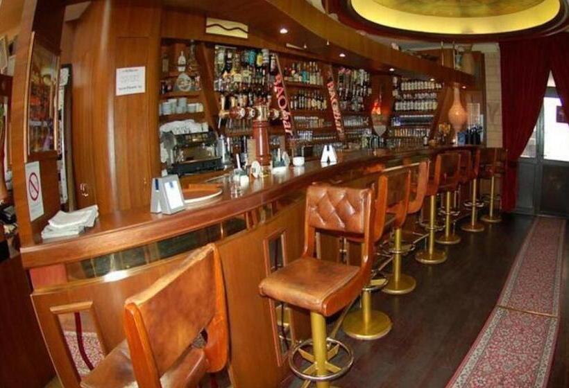 فندق Hôtel Des Couronnes Châteaudun