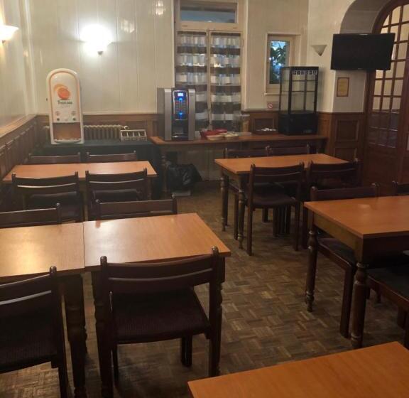 فندق Hôtel Des Couronnes Châteaudun