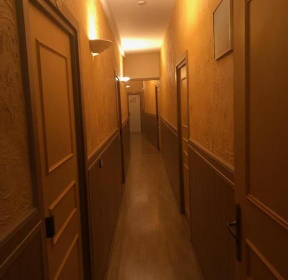 فندق Hôtel Des Couronnes Châteaudun