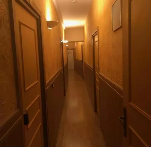 ホテル Hôtel Des Couronnes Châteaudun