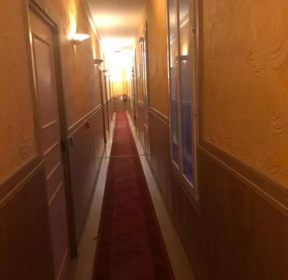 ホテル Hôtel Des Couronnes Châteaudun