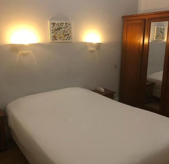 فندق Hôtel Des Couronnes Châteaudun