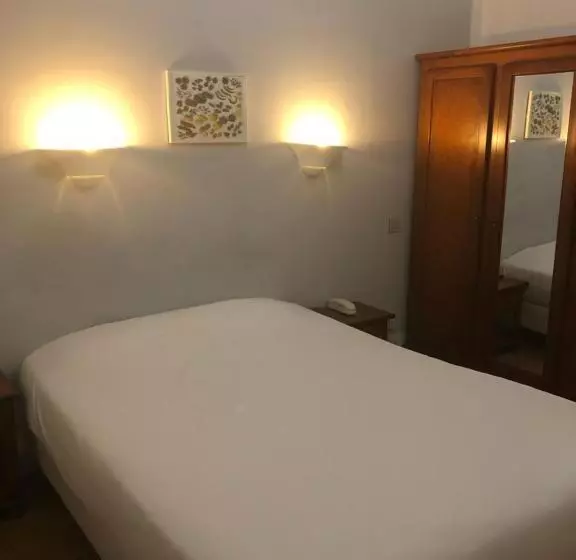 ホテル Hôtel Des Couronnes Châteaudun