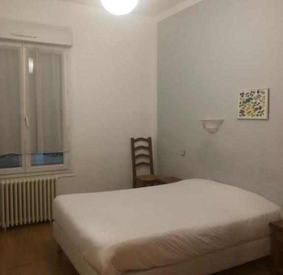 فندق Hôtel Des Couronnes Châteaudun