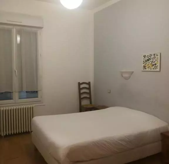 ホテル Hôtel Des Couronnes Châteaudun
