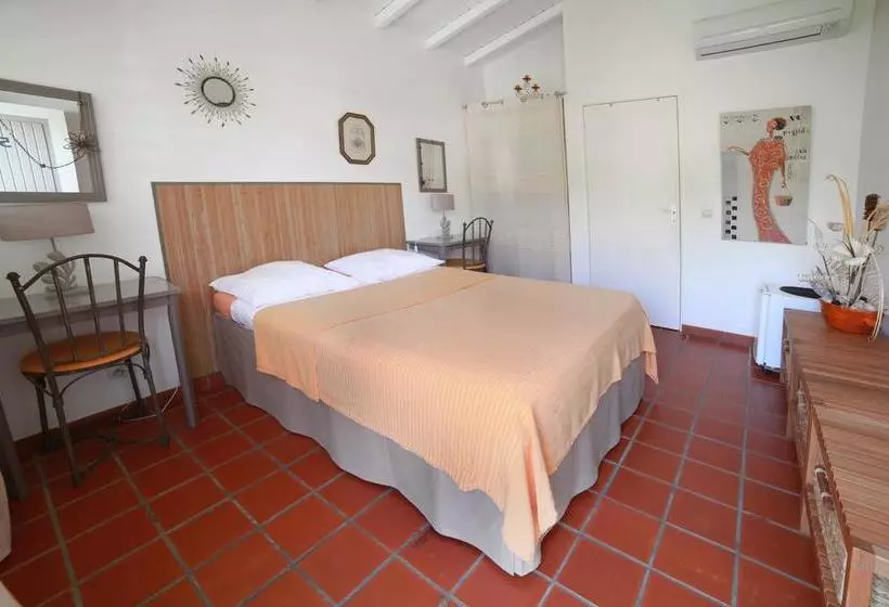 هتل Hôtel Les Bananiers