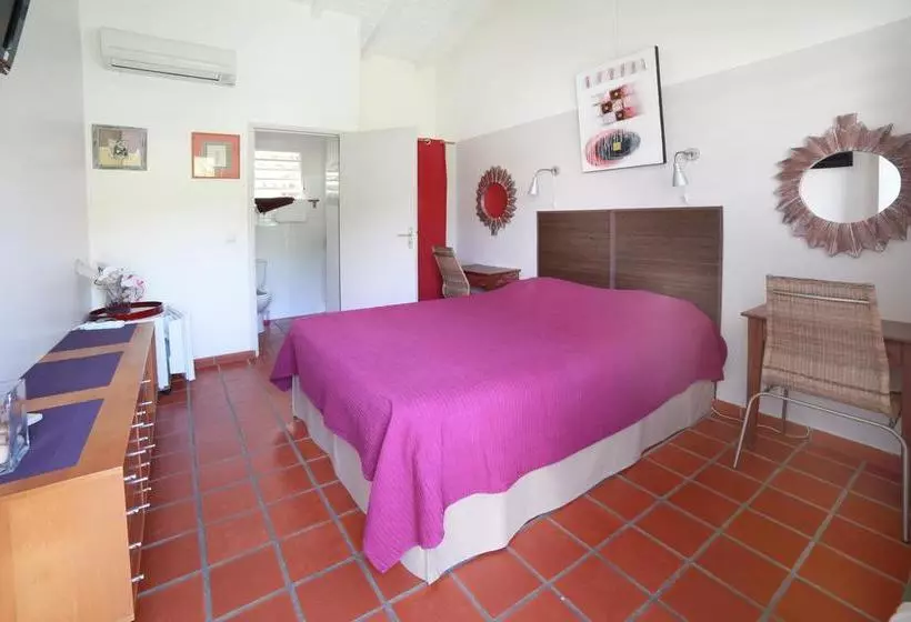 هتل Hôtel Les Bananiers