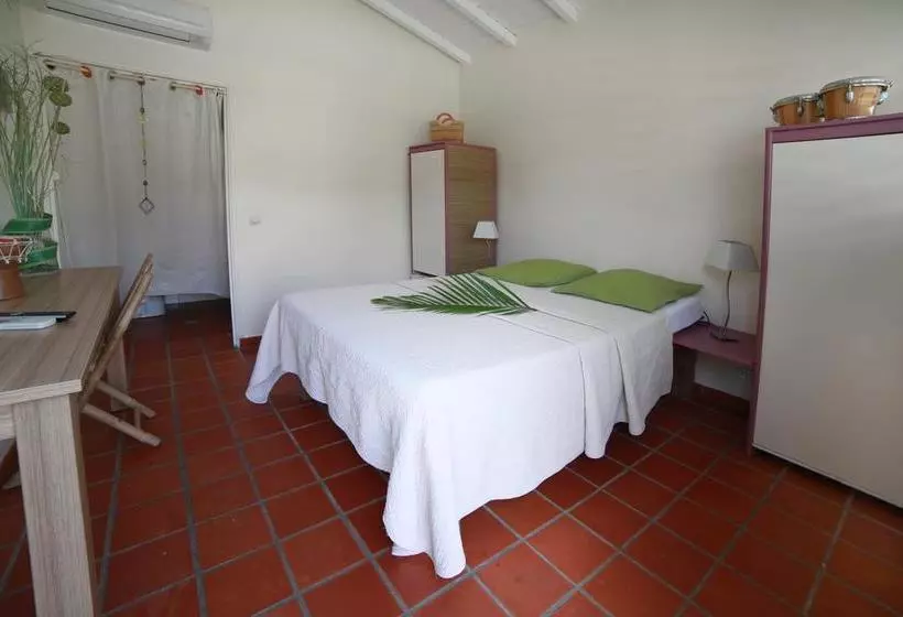 هتل Hôtel Les Bananiers