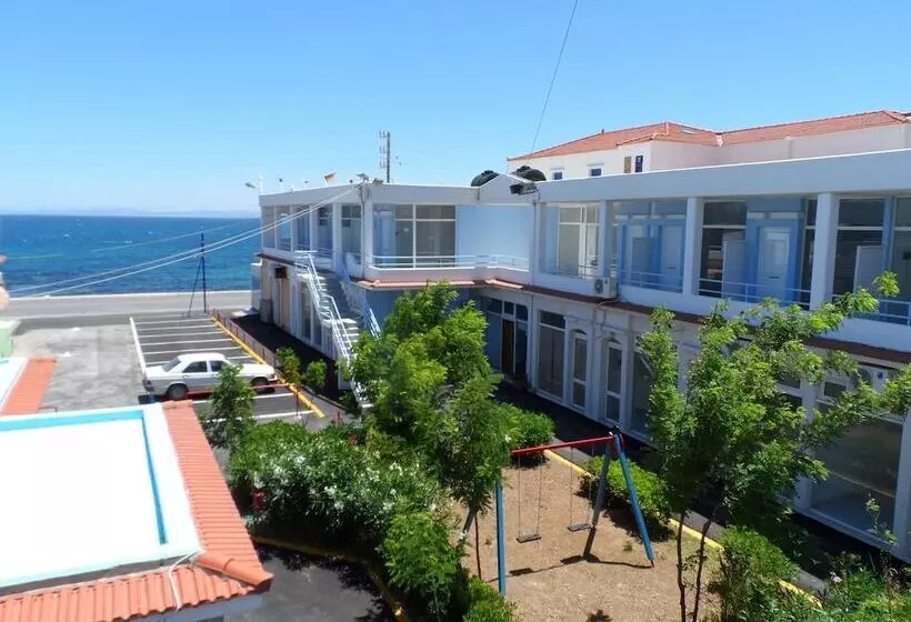 هتل Seafront Studios And Apartments