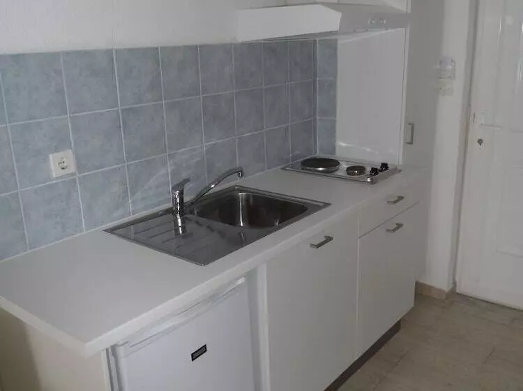 هتل Seafront Studios And Apartments