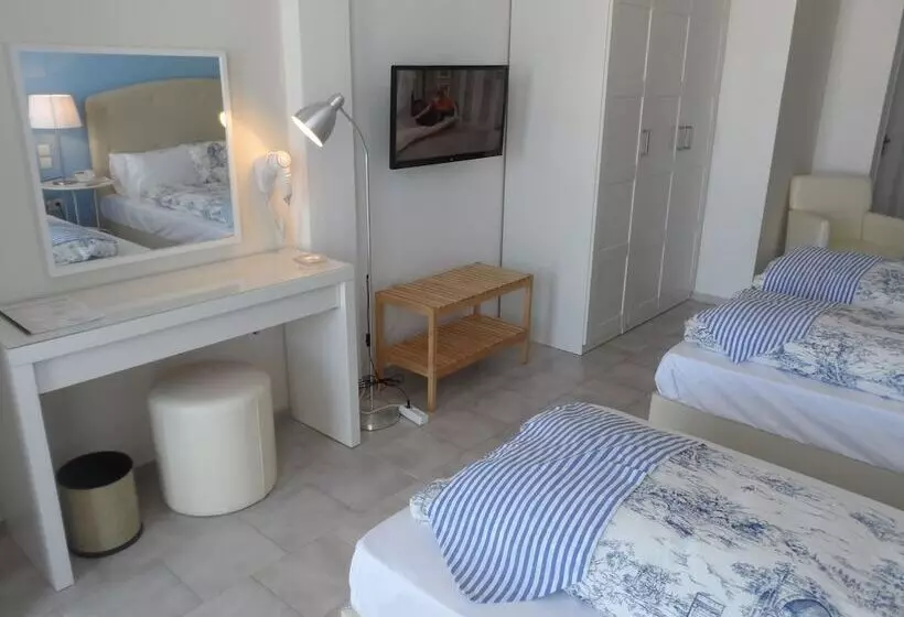 هتل Seafront Studios And Apartments