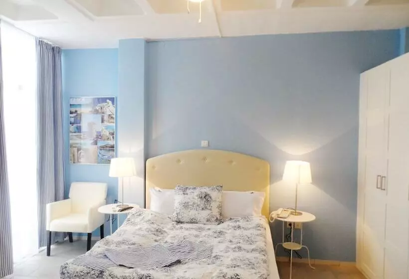 هتل Seafront Studios And Apartments