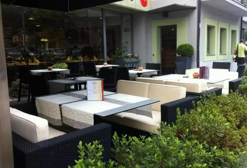 ホテル Albergo Ristorante Pomodoro