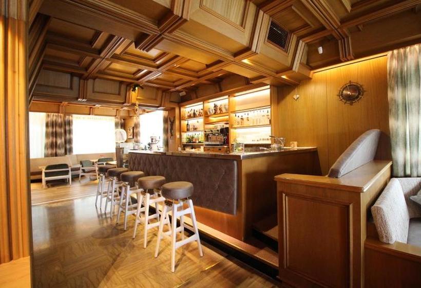 בית מלון כפרי Astor Suites B&b