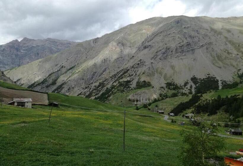 هتل Bait De Angial