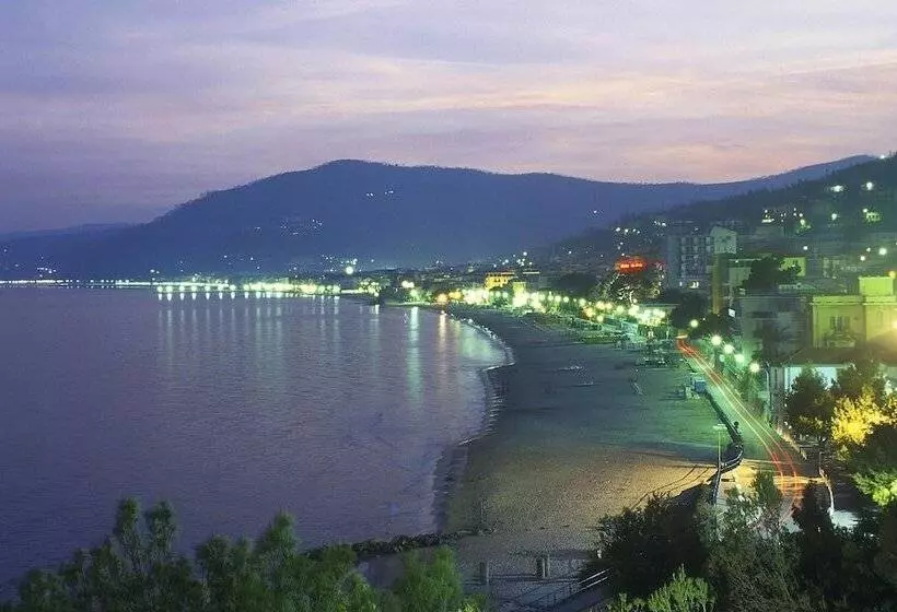 هتل Danio Lungomare