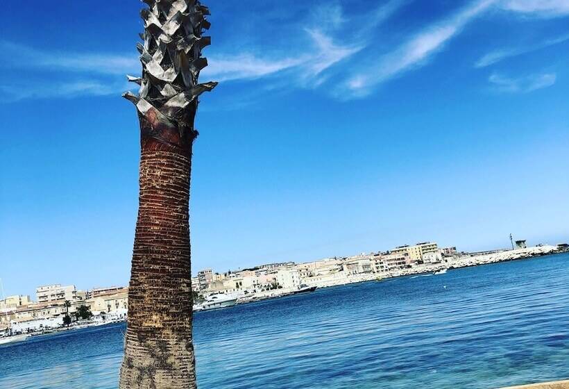 בית מלון כפרי Ortigiaseaview Bed & Breakfast