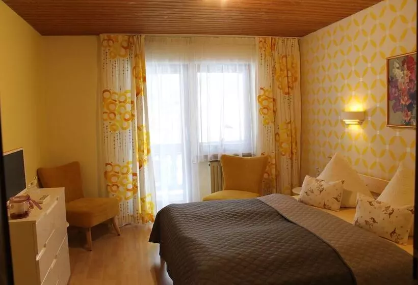 ホテル Almhostel