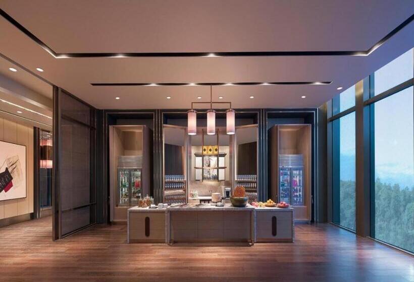 Отель New World Guiyang